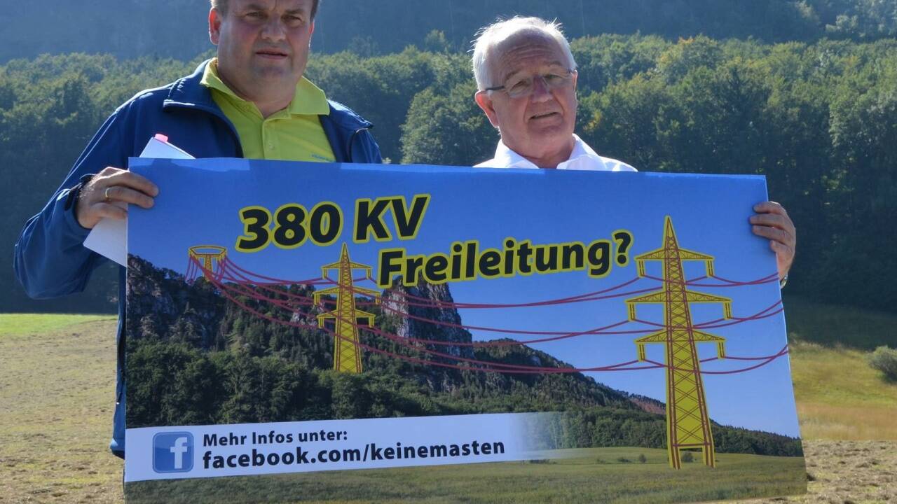 Die Bürgermeister Rupert Reischl (Koppl) und Johann Strasser (Eugendorf) kämpfen seit Jahren mit ihren Gemeindevertretungen für ein Erdkabel. Mit Ballons wurde die Dimension der Masten vor dem Nockstein verdeutlicht. Bild: Fink 