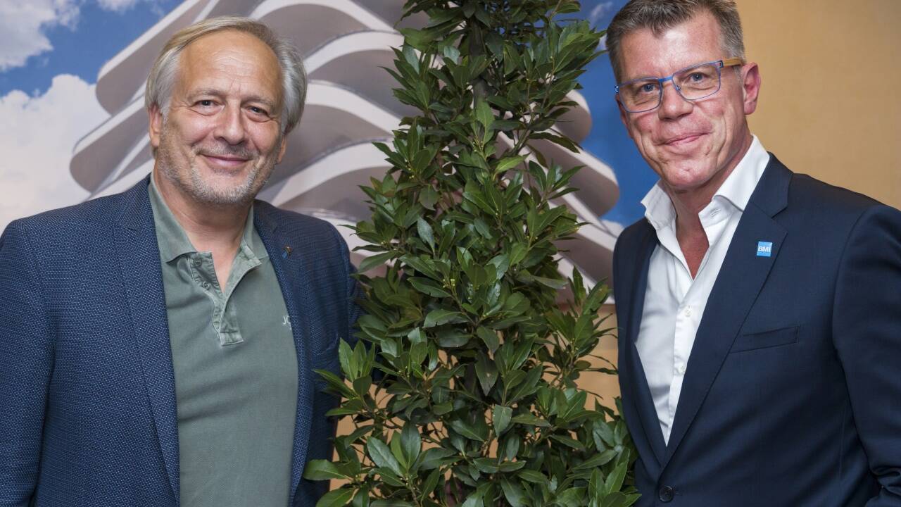 Conrad Amber (l.) war zu Gast bei den BMI Rooftop-Talks in Salzburg. Rechts: Michael Utvary, Managing Director der BMI Group.  Conrad Amber (l.) war zu Gast bei den BMI Rooftop-Talks in Salzburg. Rechts: Michael Utvary, Managing Director der BMI Group.