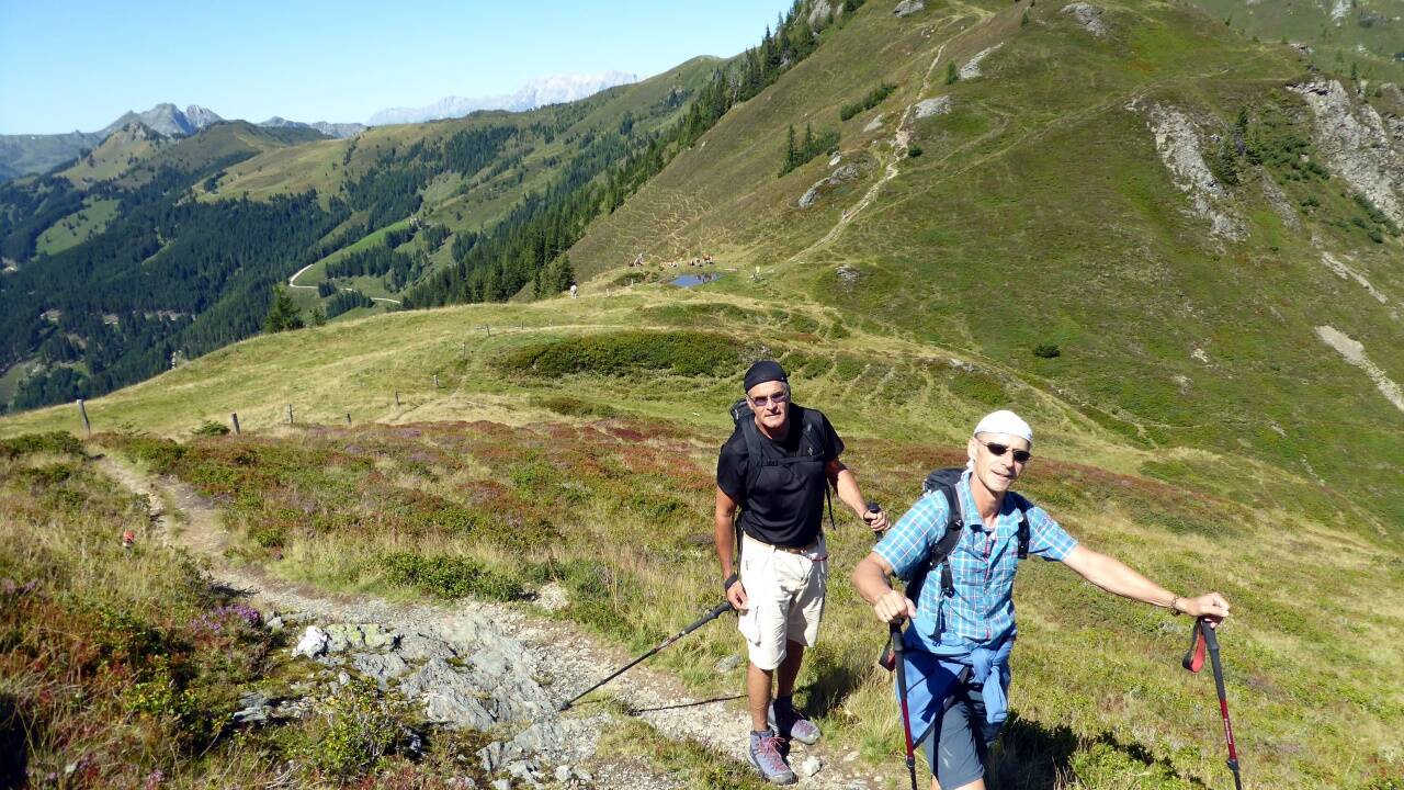 Die ganze Höhenwanderung über den Gründegg-Gipfel (Pyramide oben rechts) auf einen Blick. Heugl 
