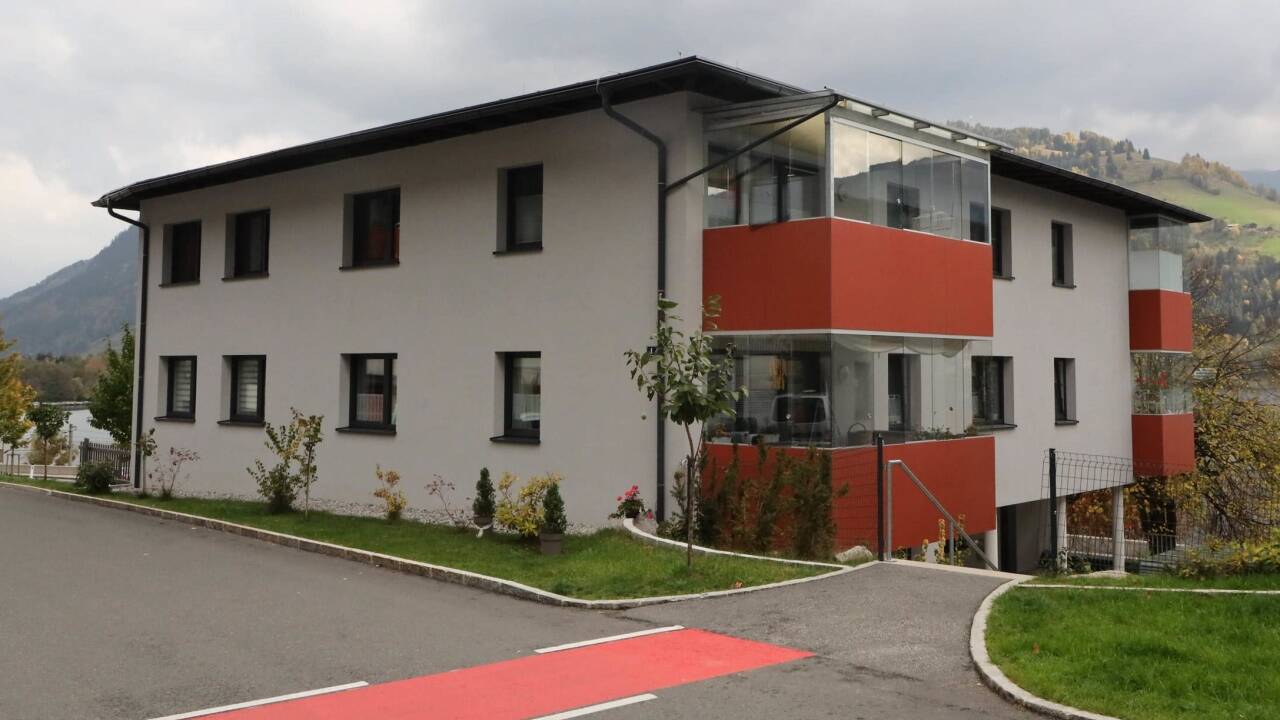 Das Mehrparteienhaus in Zell am See, in dem die 20-Jährige erschossen wurde.   Das Mehrparteienhaus in Zell am See, in dem die 20-Jährige erschossen wurde.