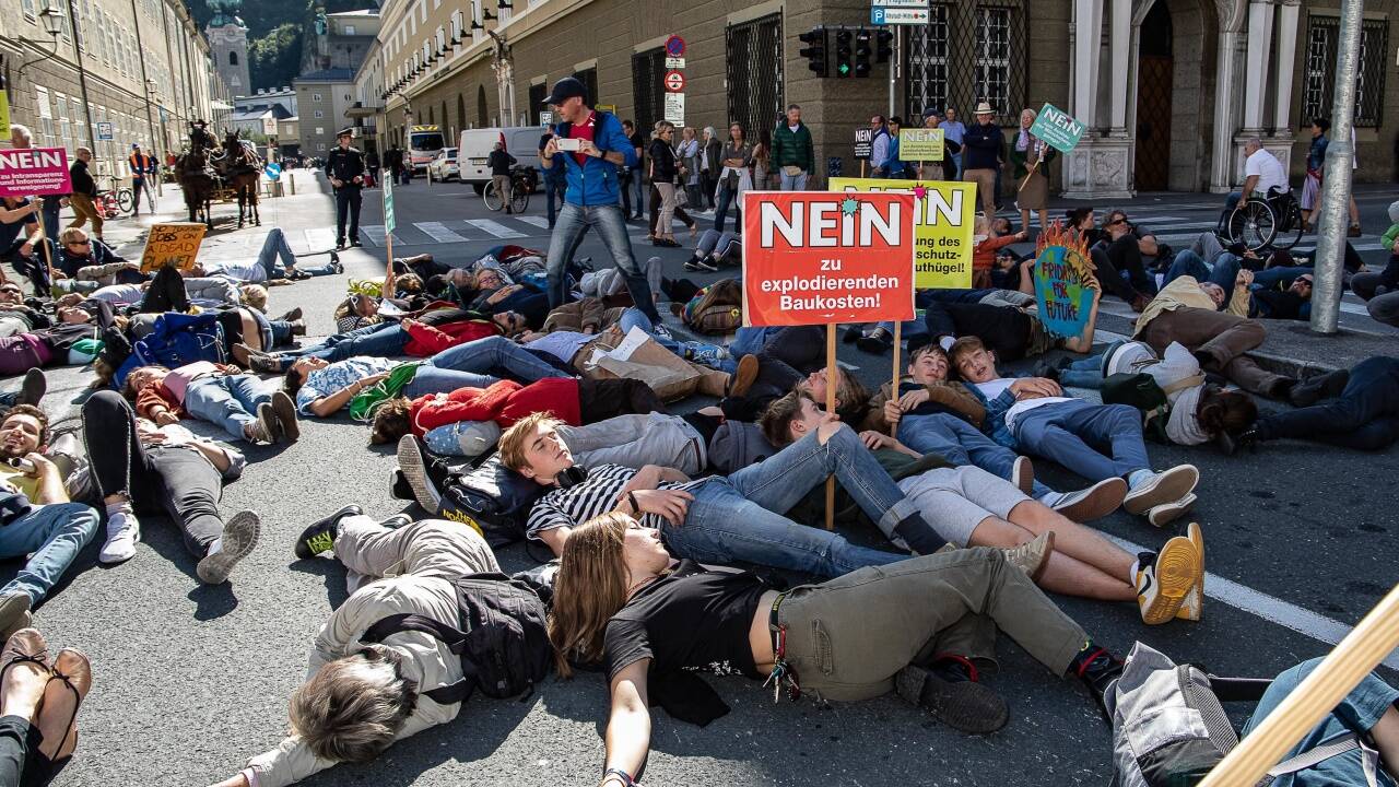 Liegender Protest in der Stadt Salzburg gegen Ausbau der Mönchsberggarage. 