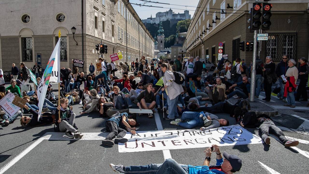 Liegender Protest in der Stadt Salzburg gegen Ausbau der Mönchsberggarage. 