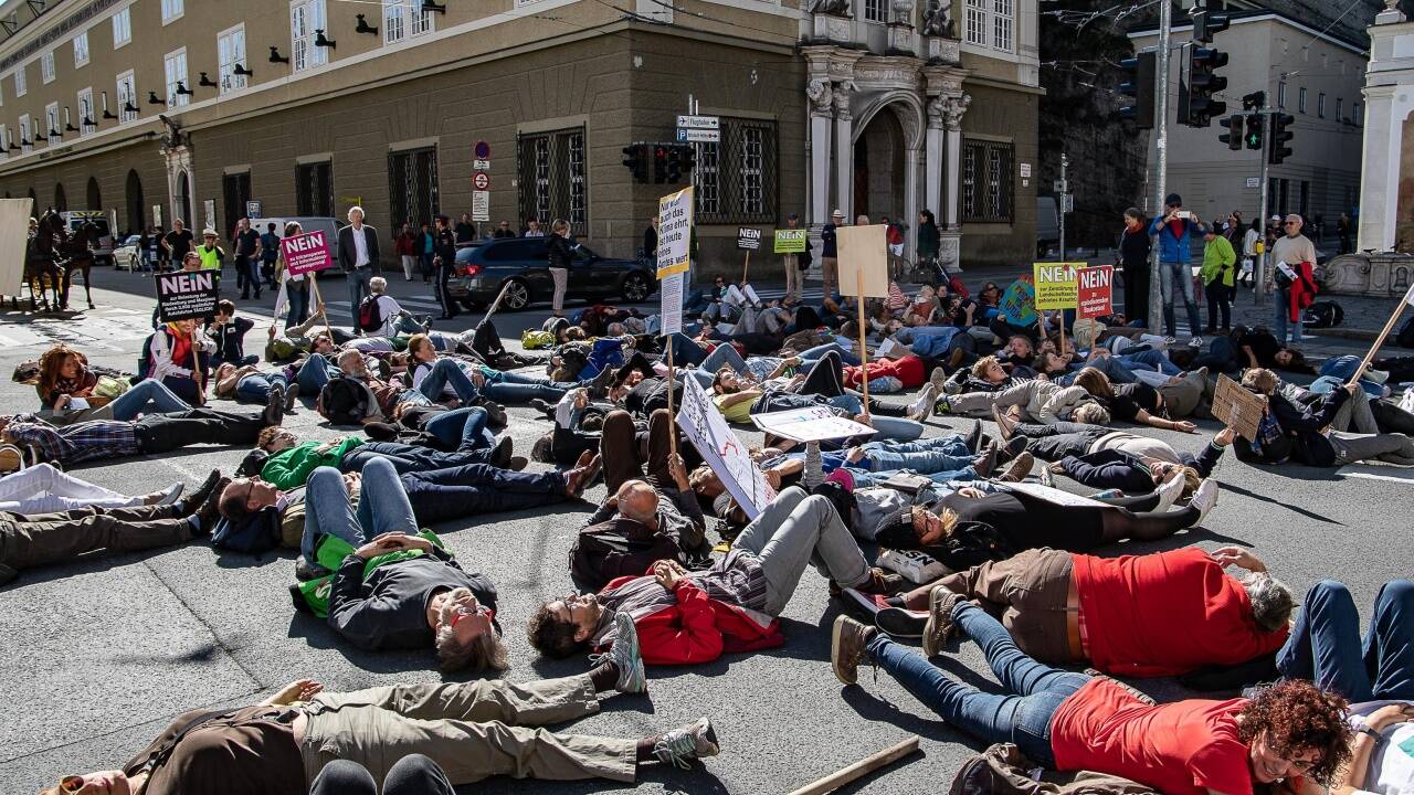 Liegender Protest in der Stadt Salzburg gegen Ausbau der Mönchsberggarage. 