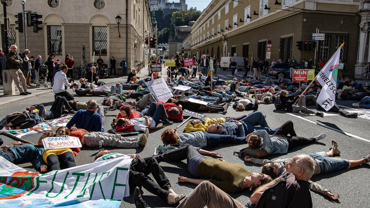 Liegender Protest in der Stadt Salzburg gegen Ausbau der Mönchsberggarage. 