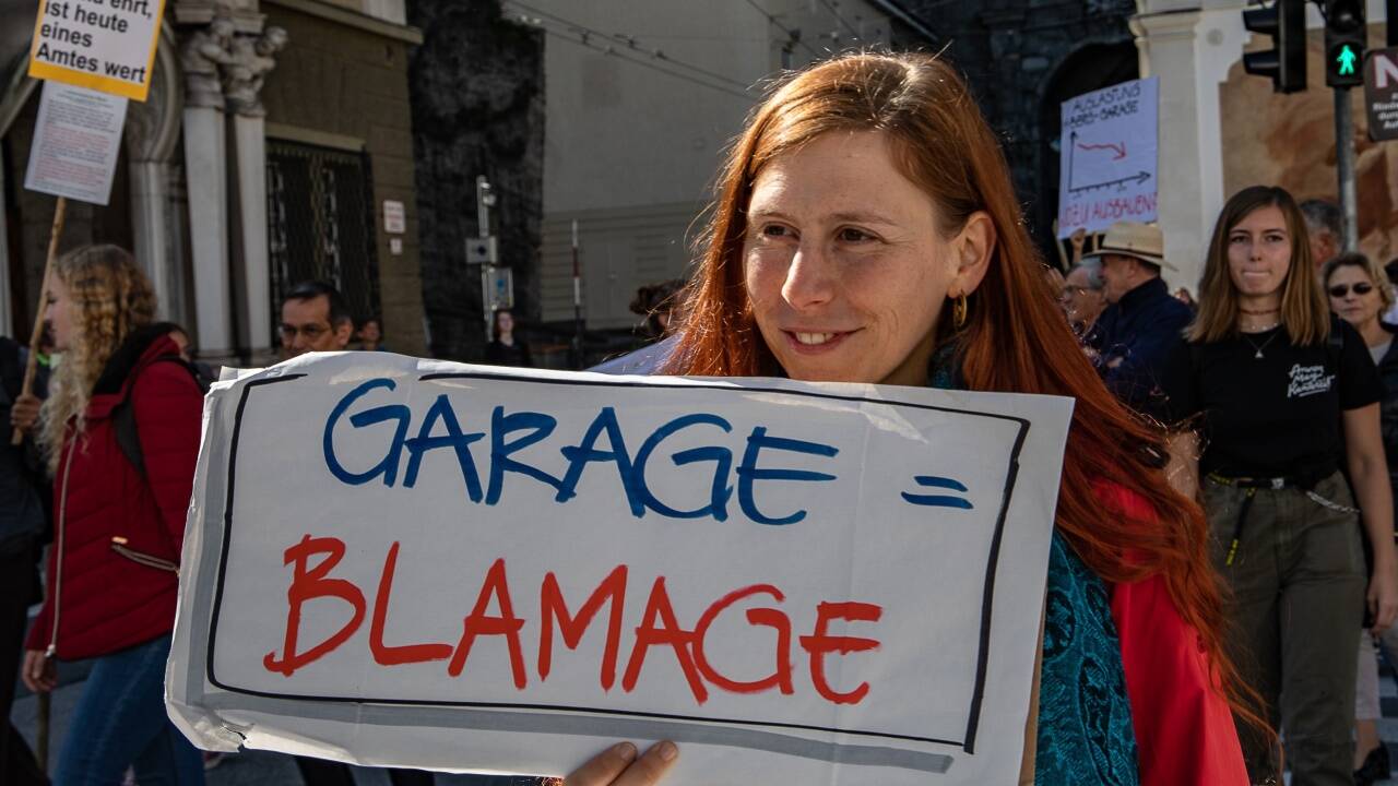 Demo gegen Ausbau der Mönchsberggarage. 
