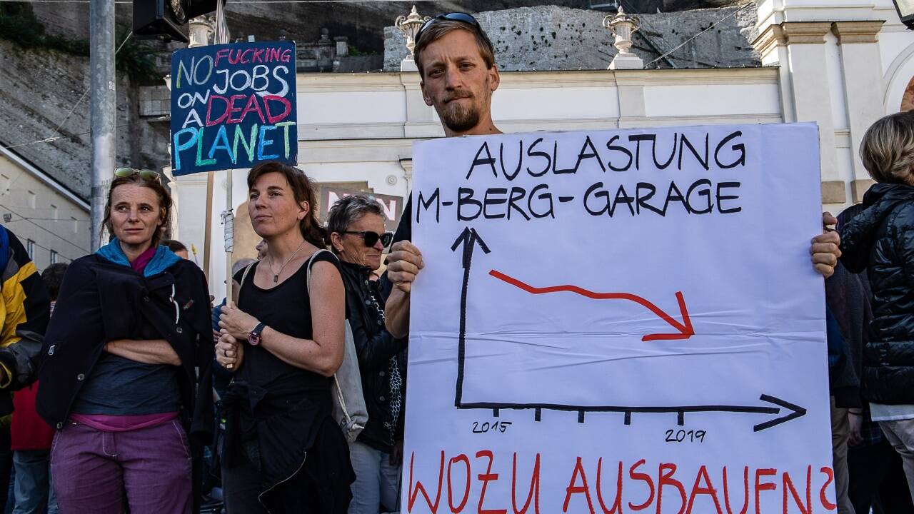 Demo gegen Ausbau der Mönchsberggarage. 