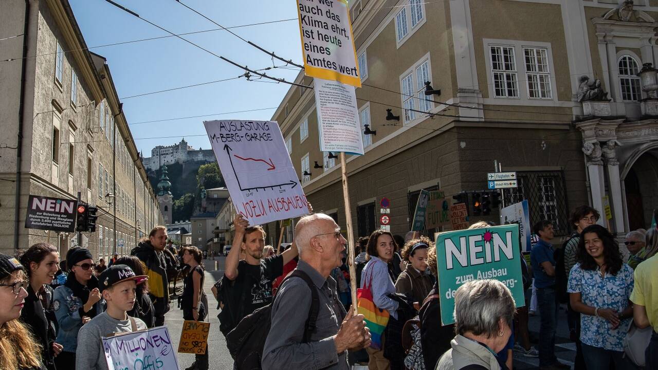 Demo gegen Ausbau der Mönchsberggarage. 