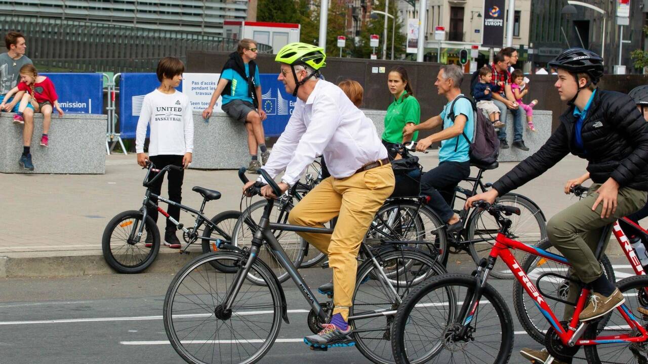 Am Kreisverkehr Schuman, wo sich sonst die Autos stauen. Am Kreisverkehr Schuman, wo sich sonst die Autos stauen.