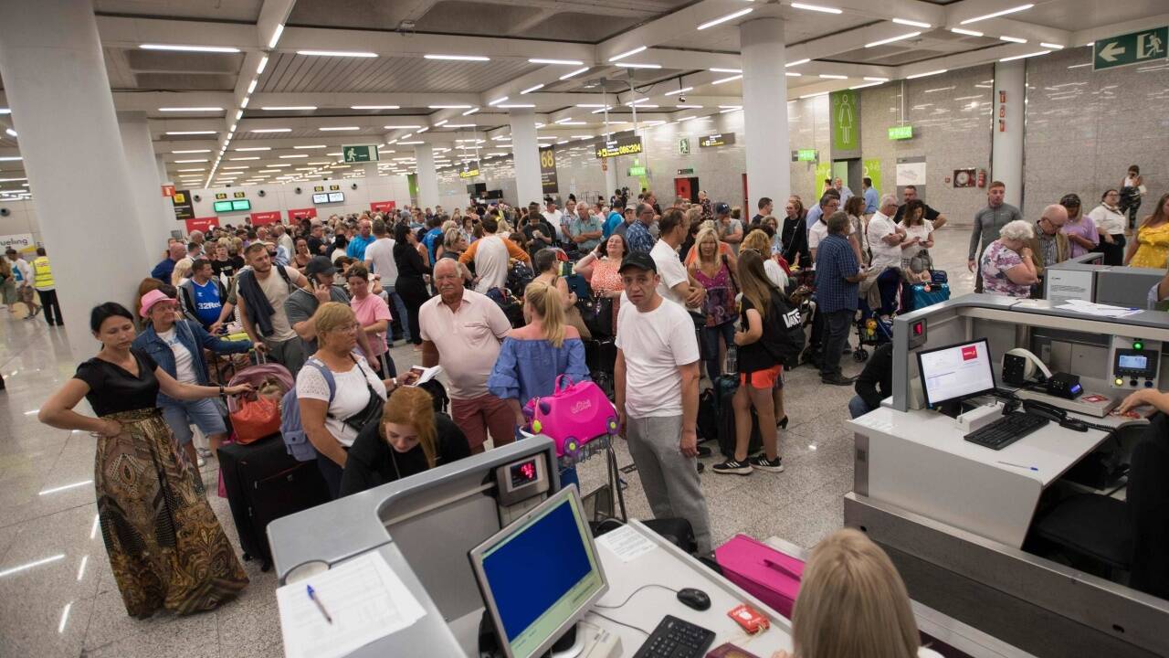 Passagiere des Reiseanbieters Thomas Cook auf dem Flughafen in Palma de Mallorca. Passagiere des Reiseanbieters Thomas Cook auf dem Flughafen in Palma de Mallorca.