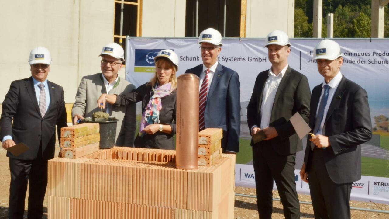 v.l.n.r.: Paulo Santos (Geschäftsführer der Firma Schunk Bahn- und Industrietechnik GmbH), Landesrat Josef Schwaiger, Waltraud Brandstetter (Bürgermeisterin), Arno Roth (Unternehmensleitung Schunk Group), Armin Leopold Kefer (Architekturbüro KEFER/WAGNER, Bad Goissern), Ulrich von Hülsen (Unternehmensleitung Schunk Group)  v.l.n.r.: Paulo Santos (Geschäftsführer der Firma Schunk Bahn- und Industrietechnik GmbH), Landesrat Josef Schwaiger, Waltraud Brandstetter (Bürgermeisterin), Arno Roth (Unternehmensleitung Schunk Group), Armin Leopold Kefer (Architekturbüro KEFER/WAGNER, Bad Goissern), Ulrich von Hülsen (Unternehmensleitung Schunk Group)