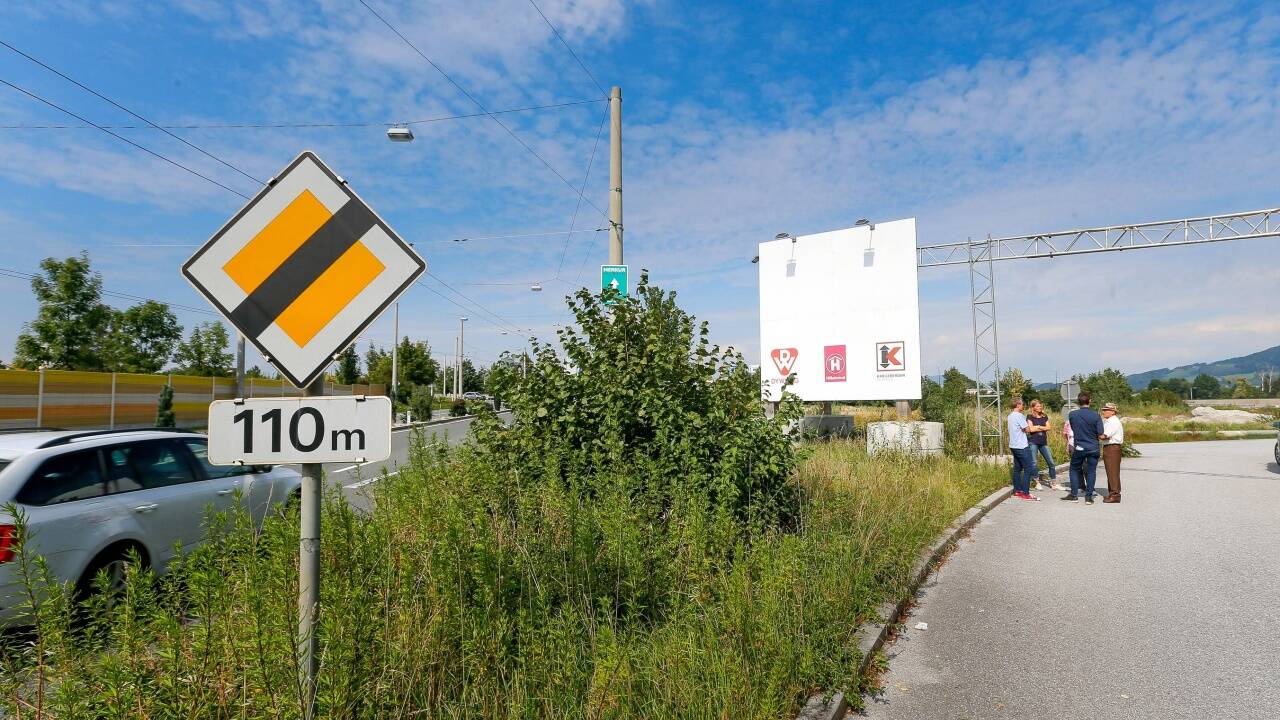 Die fünf Hektar umfassende Fläche der ehemaligen Autobahnmeisterei Salzburg-Mitte wird auf absehbare Zeit wohl weiter brach liegen. 