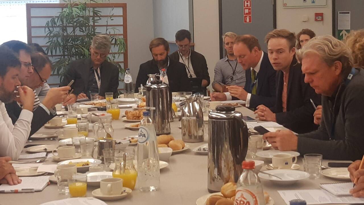 Mit Frühstück: Der grüne Abgeordnete Rasmus Andresen (2. v. re.) informiert die Presse über die Verhandlungen zum EU-Finanzrahmen. Mit Frühstück: Der grüne Abgeordnete Rasmus Andresen (2. v. re.) informiert die Presse über die Verhandlungen zum EU-Finanzrahmen.