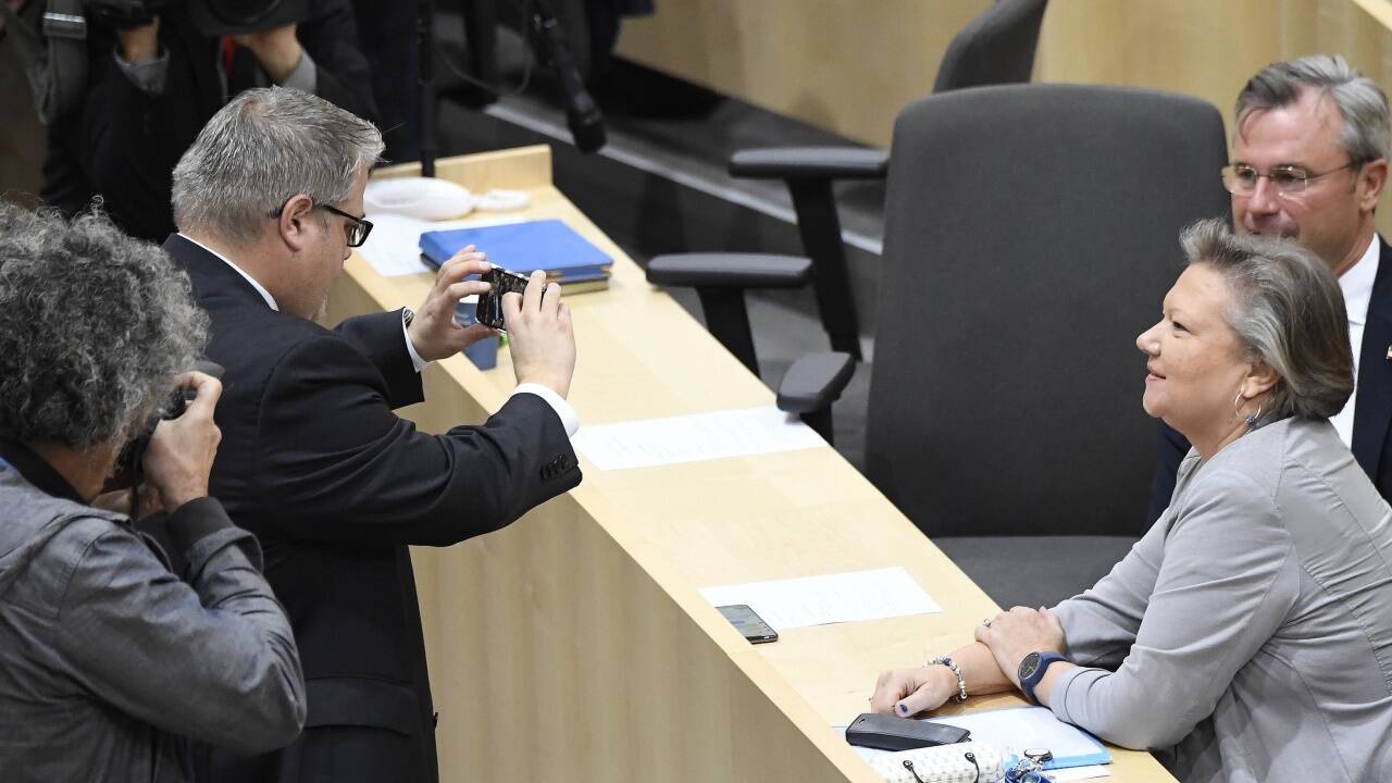 Szenen aus der letzten Nationalratssitzung vor der Nationalratswahl: Dritte Nationalratspräsidentin Anneliese Kitzmüller und FPÖ-Chef Norbert Hofer im Fokus der Fotografen. 