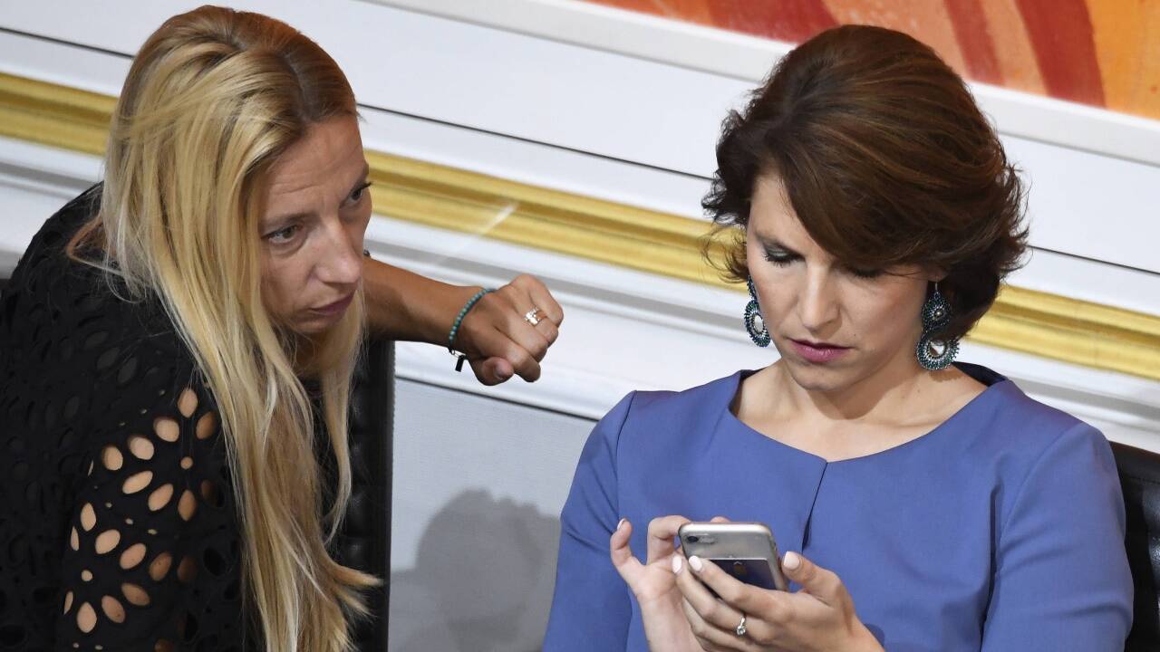 Szenen aus der letzten Nationalratssitzung vor der Nationalratswahl: ÖVP-Abgeordnete Ursula Bogner-Strauß und EU-Mandatarin Karoline Edtstadler. 
