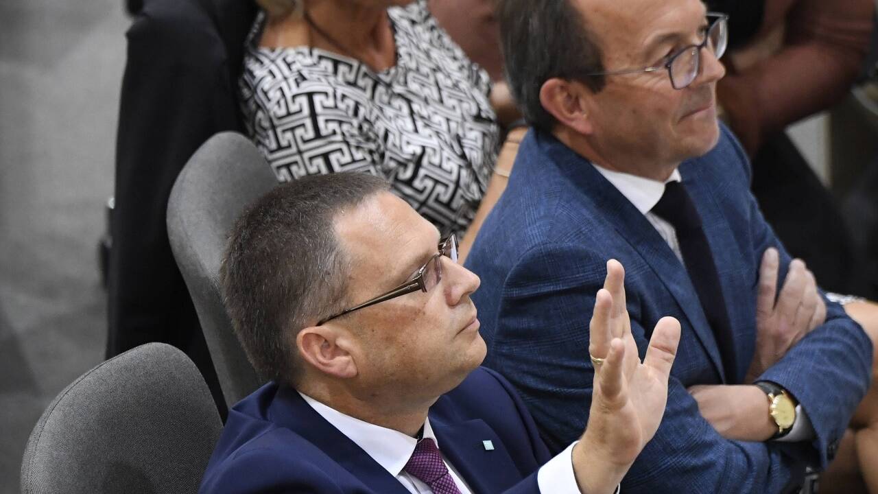 ÖVP-Klubchef August Wöginger winkt zur Regierungsbank. 