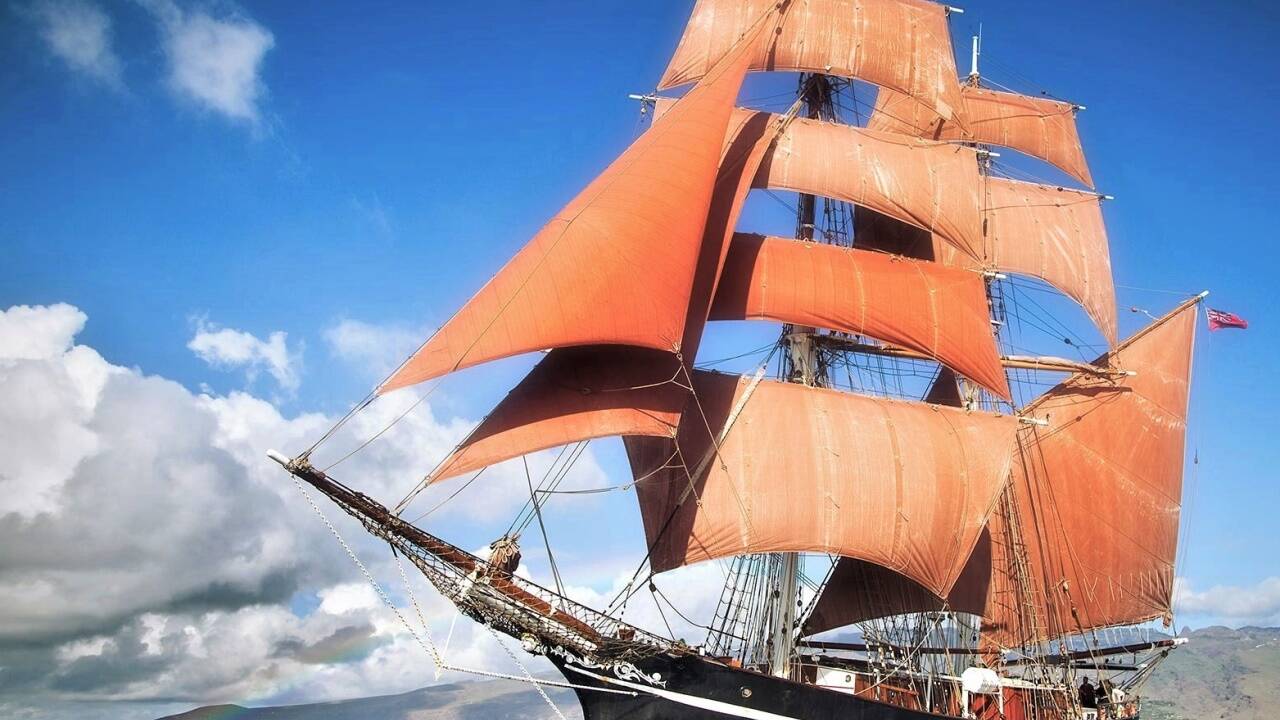 Die „Eye of the Wind“ ist das Schwesternschiff der „Brigantes“ und hat es bereits in Kinofilme geschafft. Sie wurde von der gleichen Werft ebenso im Jahr 1911 gebaut.Hans-Peter Bleck 