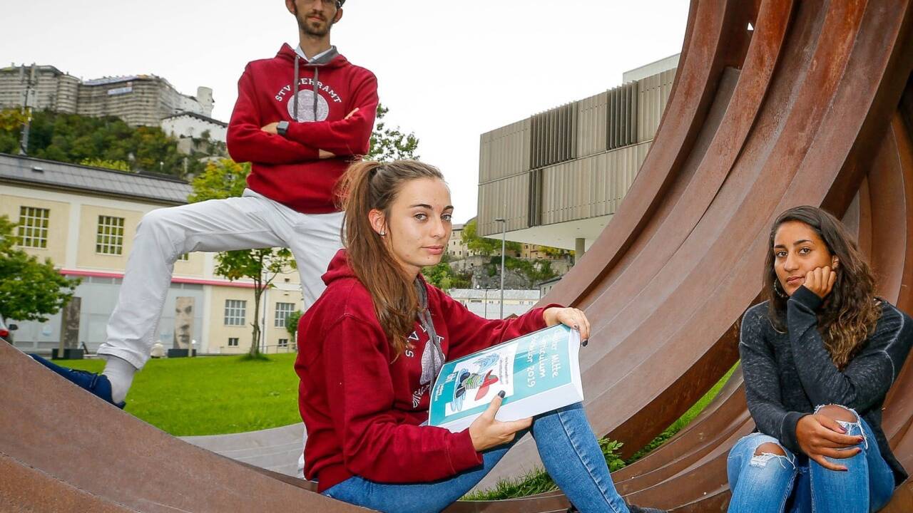 ÖH-Vertreter Max Wagner und die Studentinnen Juliana Naglmayr sowie Elisabeth Rauscher ärgern sich über das EDV-Problem der Uni.  