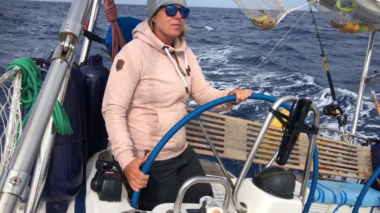 Aye-aye, Käpt’n: Karin Eder auf ihrer Segelyacht. 