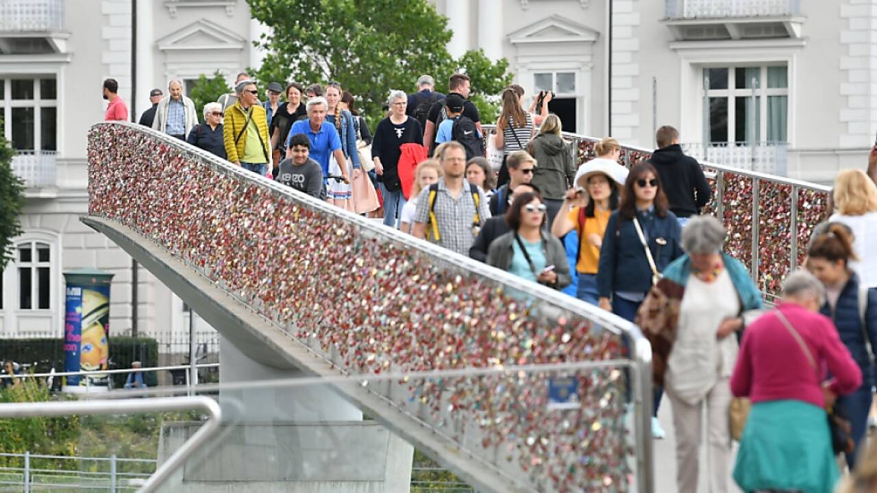 Österreich (im Bild der Makatsteg in Salzburg) ist besonders bei den Deutschen beliebt. 