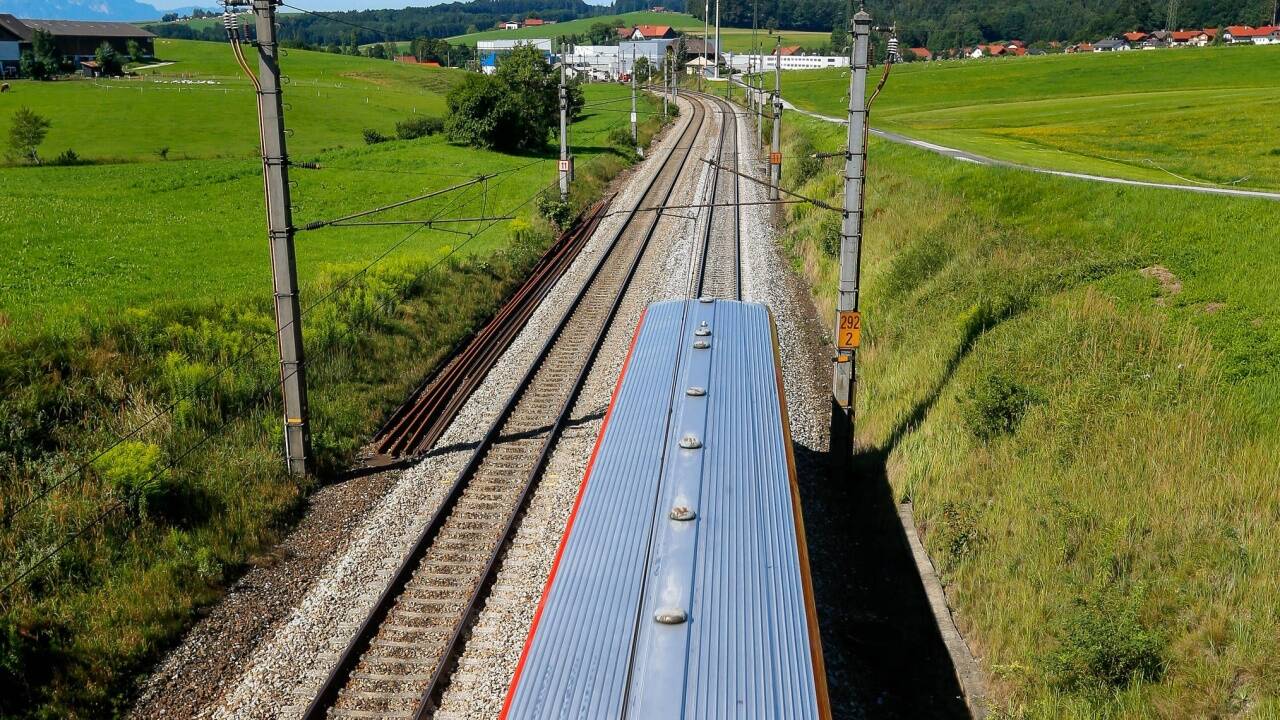 Ab 2040 könnten die ersten Züge durch einen Tunnel von Köstendorf in die Stadt Salzburg rollen. Die ÖBB sehen den Zeitplan trotz der geforderten Nachbesserungen nicht in Gefahr. 