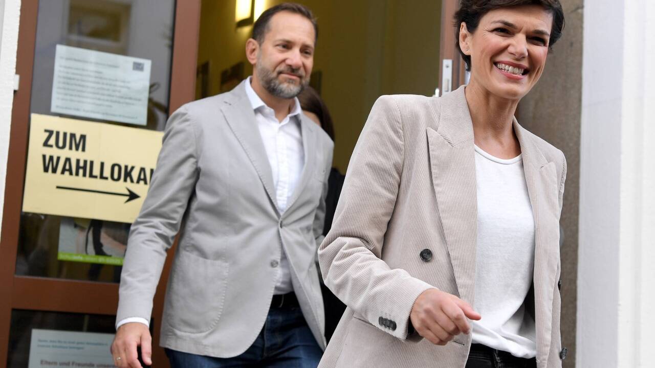 Als Erste gab SPÖ-Spitzenkandidatin Pamela Rendi-Wagner ihre Stimme ab. Im Bild mit Ehemann Michael Rendi. 