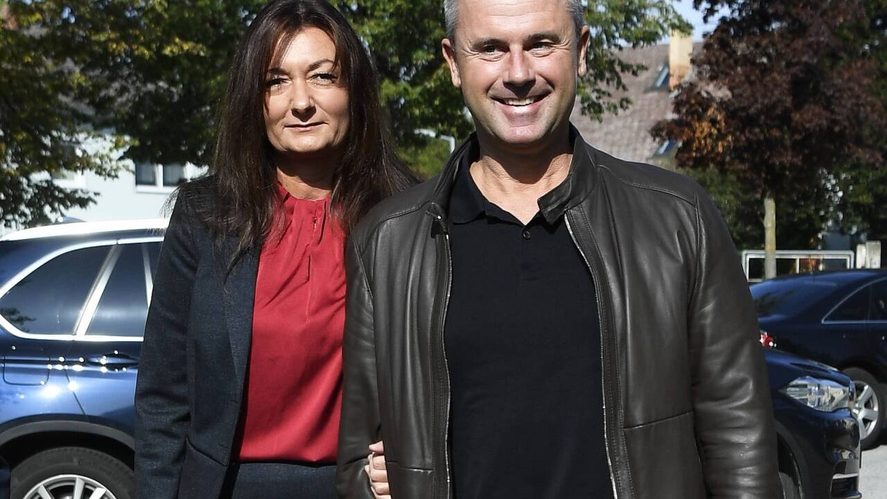 Danach folgte FPÖ-Bundesparteiobmann Norbert Hofer. Im Bild mit Ehefrau Verena.  