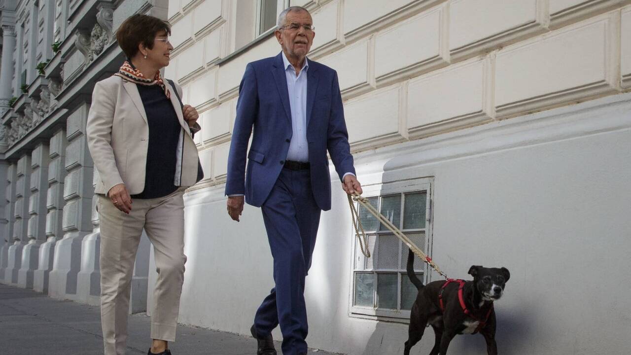 Bundespräsident Alexander Van der Bellen schritt am Vormittag mit Gattin Doris Schmidauer und „First Dog“ Juli in Wien-Landstraße zur Wahlurne.  