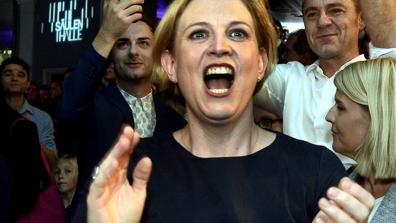NEOS-Chefin Beate Meinl-Reisinger in der Wahlzentrale.  