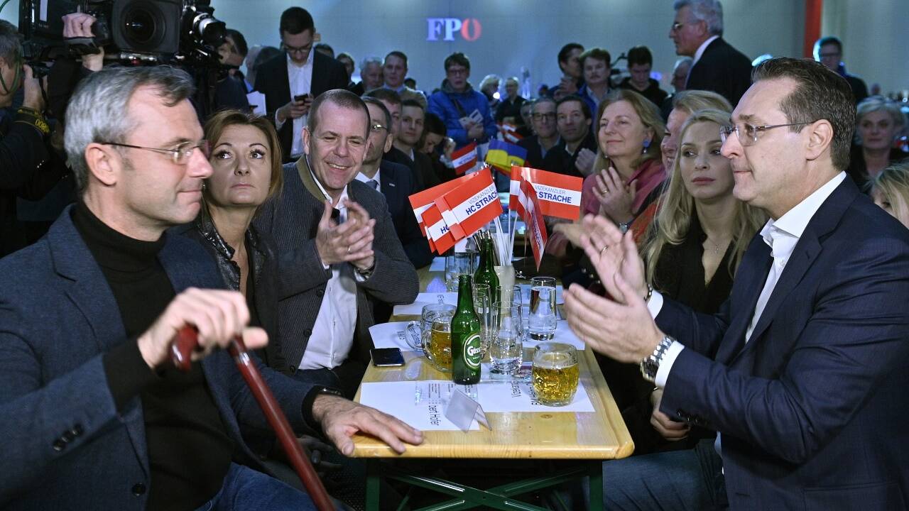 Ein Bild aus besseren Tagen: Harald Vilimsky, Norbert Hofer mit Ehefrau teilen sich einen Tisch mit Heinz-Christian und Philippa Strache bei FPÖ Neujahrstreffen im heurigen Jänner./APA/punz 