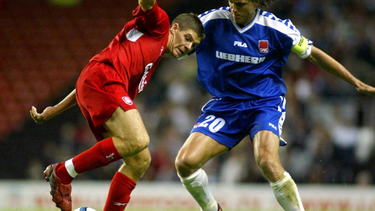 René Aufhauser gegen Steven Gerrard 2004 an der Anfield Road.  