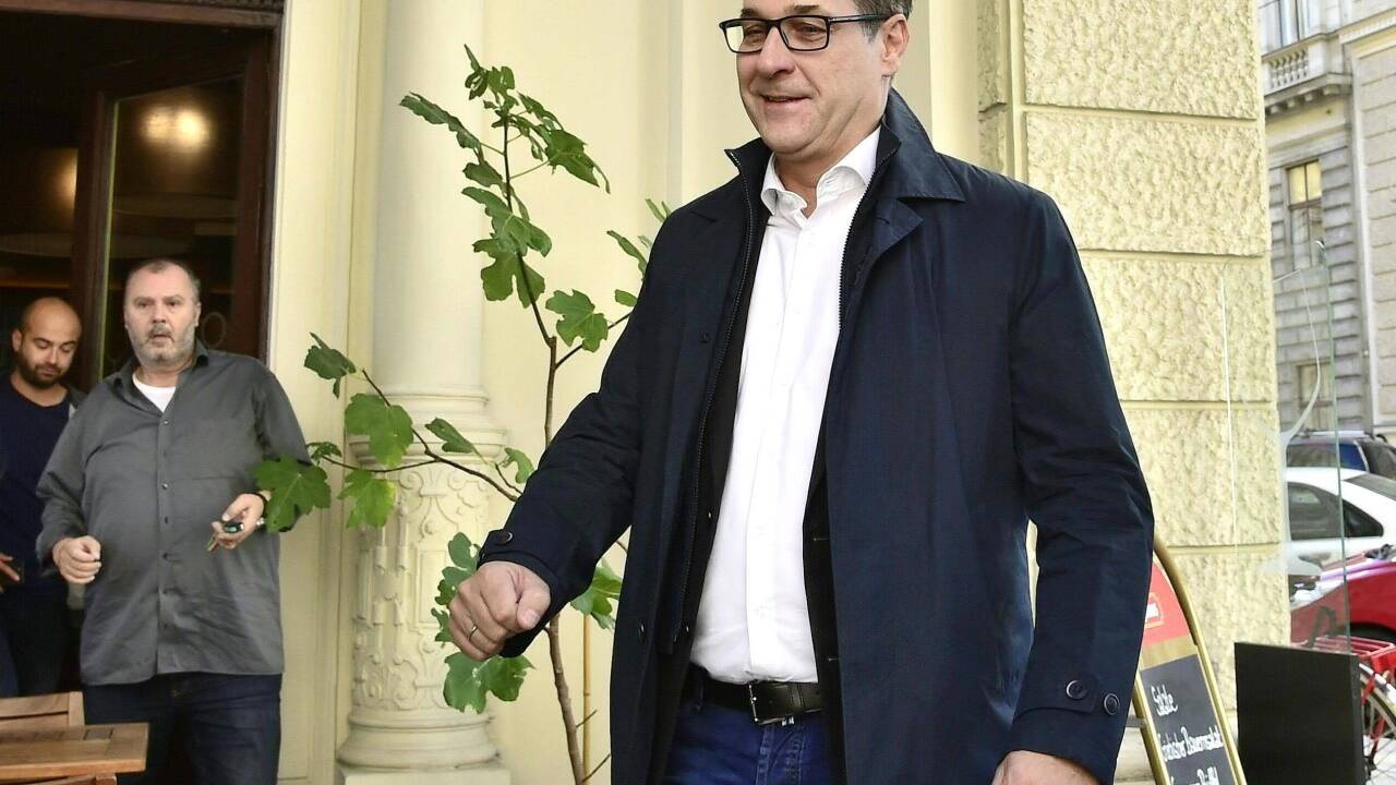 Der frühere Parteichef Heinz-Christian Strache auf dem Weg zu seiner Pressekonferenz.  