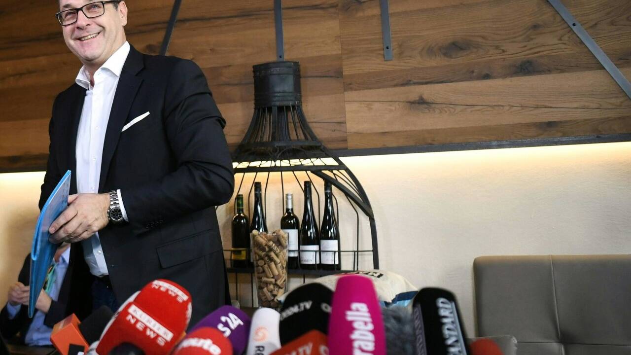 In der Weinbar im ersten Bezirk in Wien trat Heinz-Christian Strache am Dienstagvormittag vor die Presse und verkündete seinen politischen Abgang. 