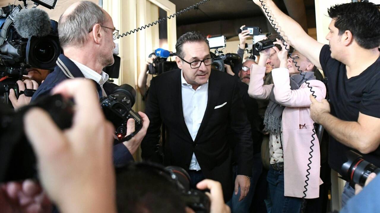 Heinz-Christian Strache trat am Dienstagvormittag in der Weinbar im ersten Bezirk in Wien vor die Presse. Die Medienleute erschienen zahlreich. Hier ein Bilderbogen vom Abgang des Ex-FPÖ-Chefs.  