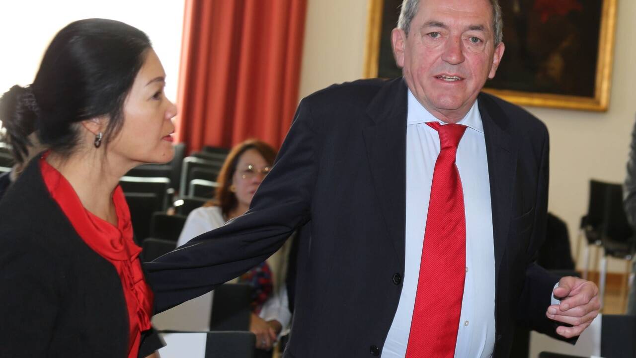 Schaden wurde von seiner Frau Jianzhen begleitet. 