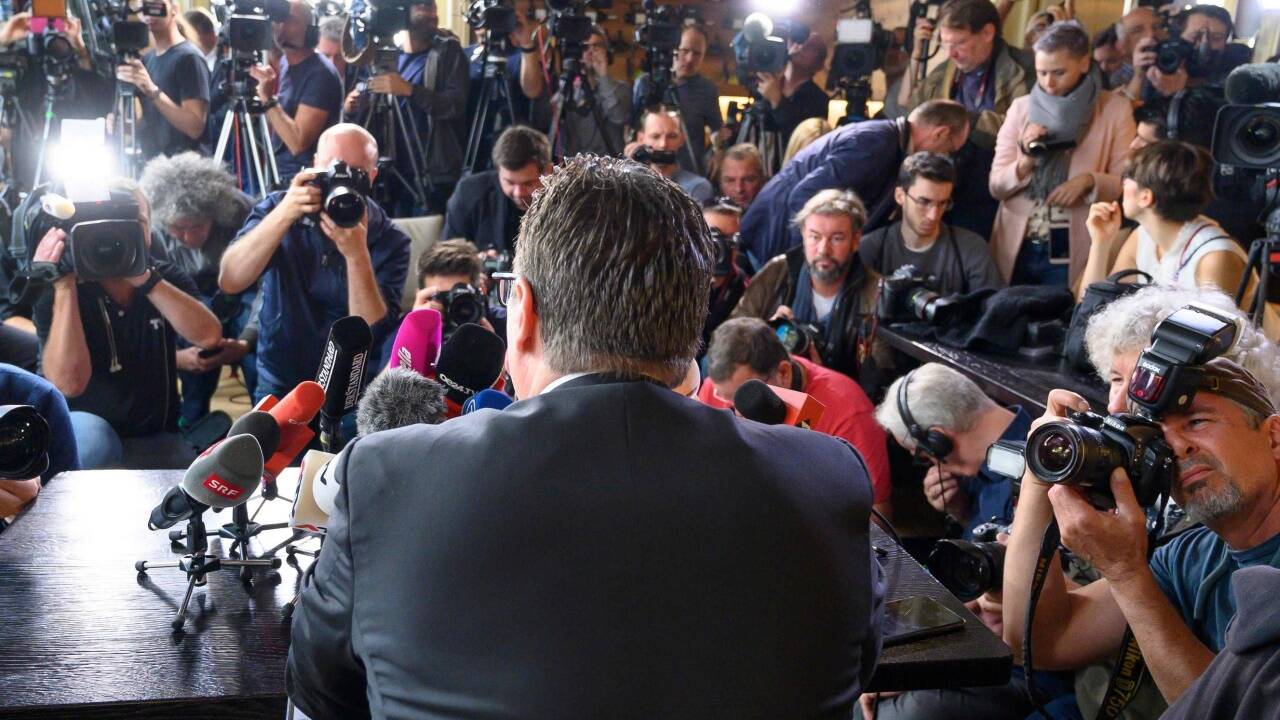 In der Weinbar im ersten Bezirk in Wien trat Heinz-Christian Strache am Dienstagvormittag vor die Presse und verkündete seinen politischen Abgang. 