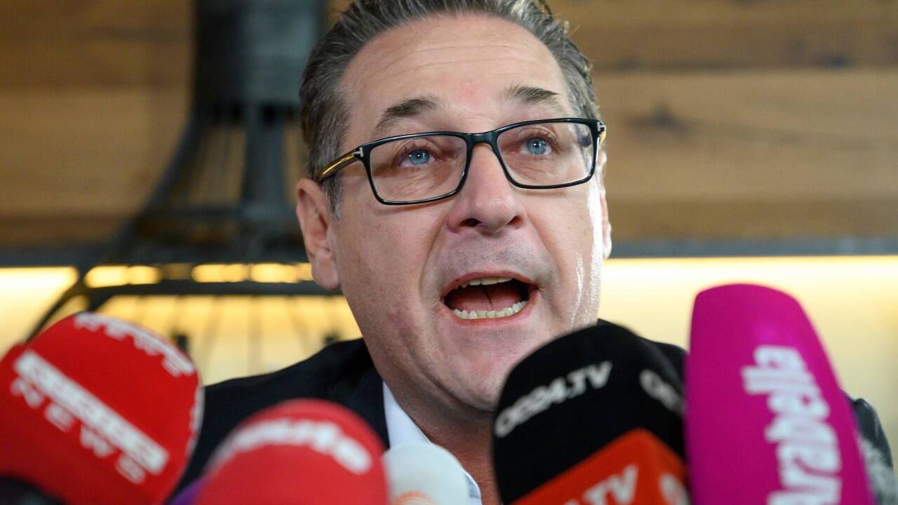 Heinz-Christian Strache trat am Dienstagvormittag in der Weinbar im ersten Bezirk in Wien vor die Presse. Die Medienleute erschienen zahlreich. Hier ein Bilderbogen vom Abgang des Ex-FPÖ-Chefs.  