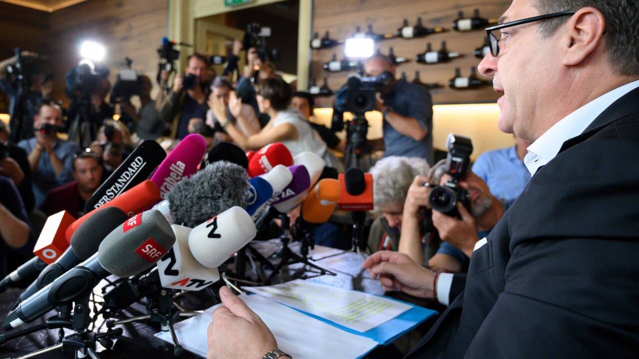Heinz-Christian Strache trat am Dienstagvormittag in der Weinbar im ersten Bezirk in Wien vor die Presse. Die Medienleute erschienen zahlreich. Hier ein Bilderbogen vom Abgang des Ex-FPÖ-Chefs.  