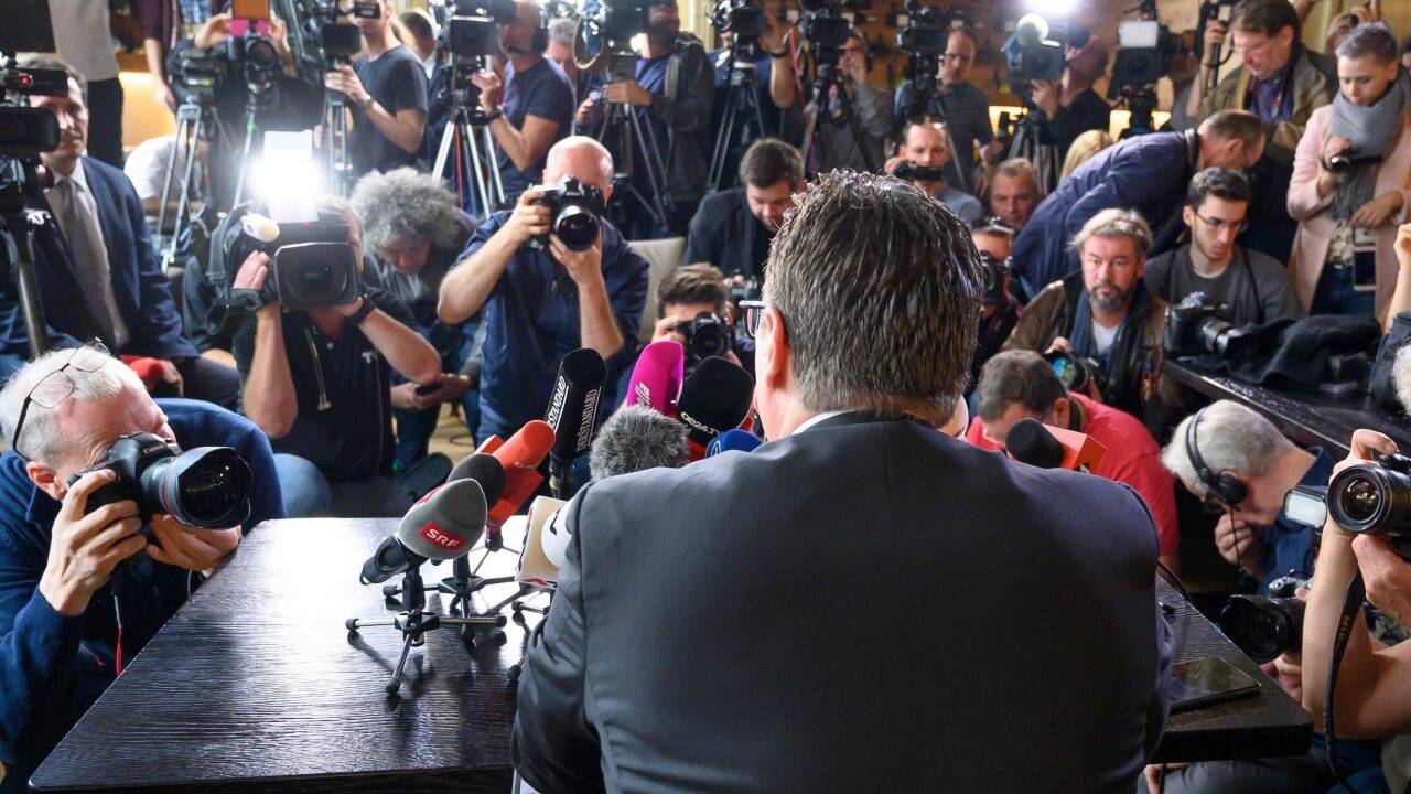 Heinz-Christian Strache trat am Dienstagvormittag in der Weinbar im ersten Bezirk in Wien vor die Presse. Die Medienleute erschienen zahlreich. Hier ein Bilderbogen vom Abgang des Ex-FPÖ-Chefs.  