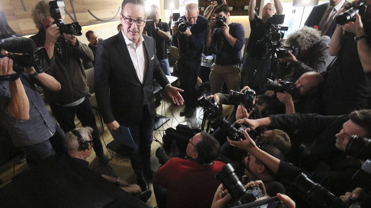 Heinz-Christian Strache trat am Dienstagvormittag in der Weinbar im ersten Bezirk in Wien vor die Presse. Die Medienleute erschienen zahlreich. Hier ein Bilderbogen vom Abgang des Ex-FPÖ-Chefs.  