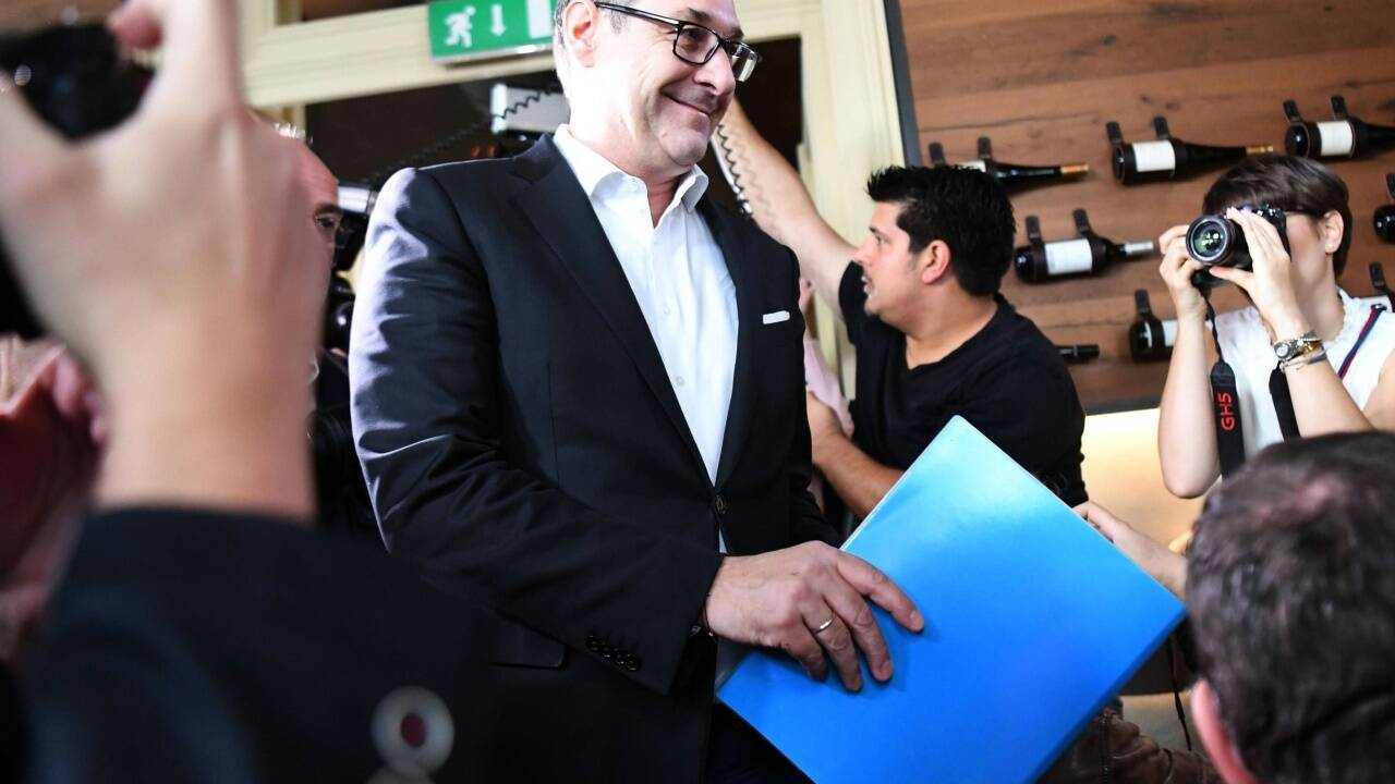 Heinz-Christian Strache trat am Dienstagvormittag in der Weinbar im ersten Bezirk in Wien vor die Presse. Die Medienleute erschienen zahlreich. Hier ein Bilderbogen vom Abgang des Ex-FPÖ-Chefs.  