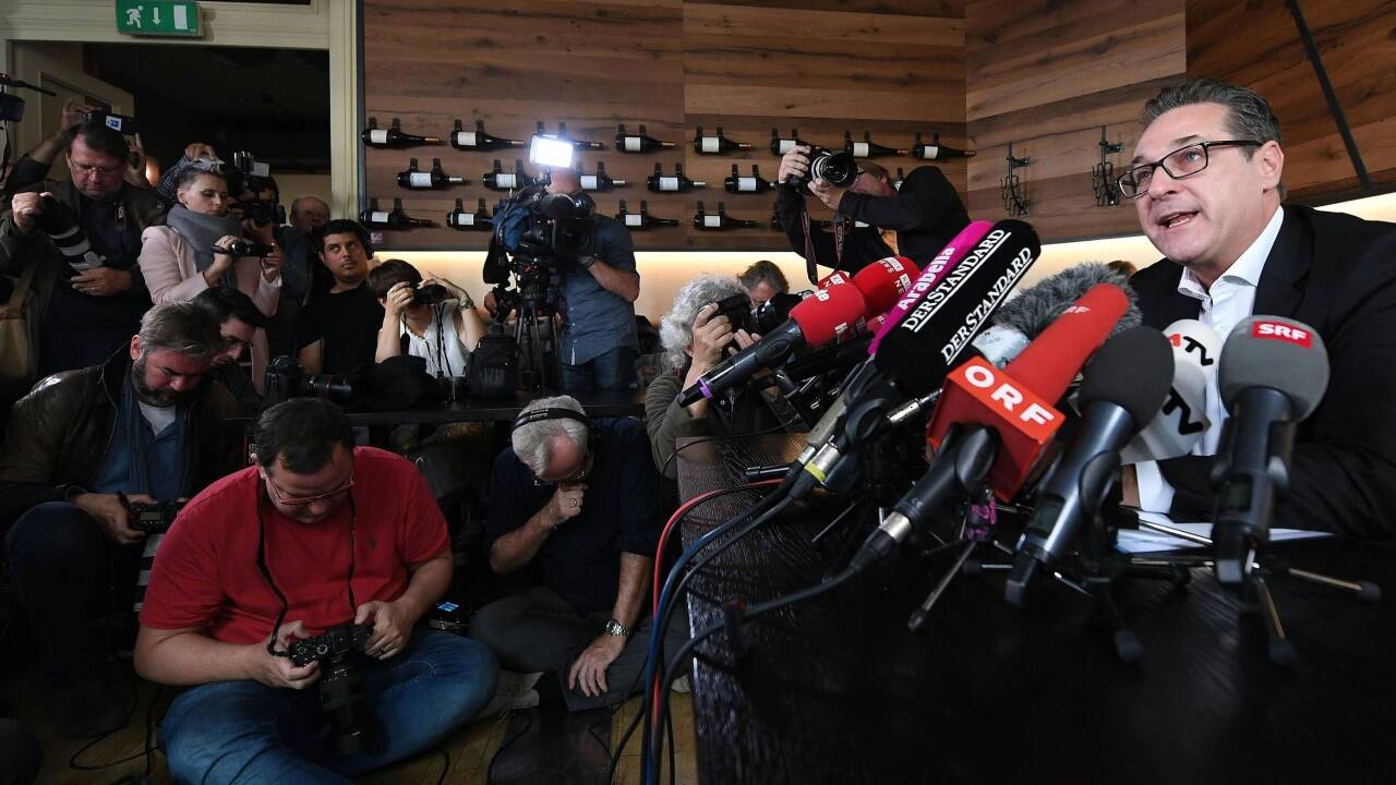 Heinz-Christian Strache trat am Dienstagvormittag in der Weinbar im ersten Bezirk in Wien vor die Presse. Die Medienleute erschienen zahlreich. Hier ein Bilderbogen vom Abgang des Ex-FPÖ-Chefs.  