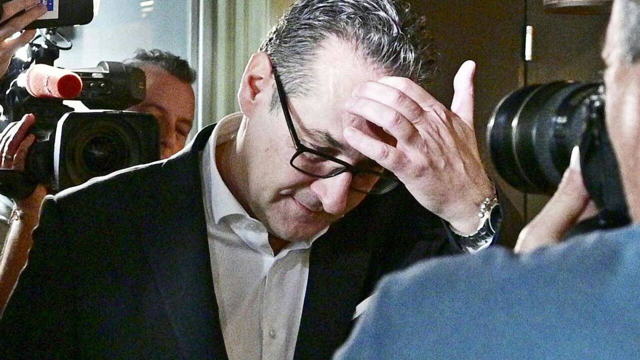 Heinz-Christian Strache trat am Dienstagvormittag in der Weinbar im ersten Bezirk in Wien vor die Presse. Die Medienleute erschienen zahlreich. Hier ein Bilderbogen vom Abgang des Ex-FPÖ-Chefs.  
