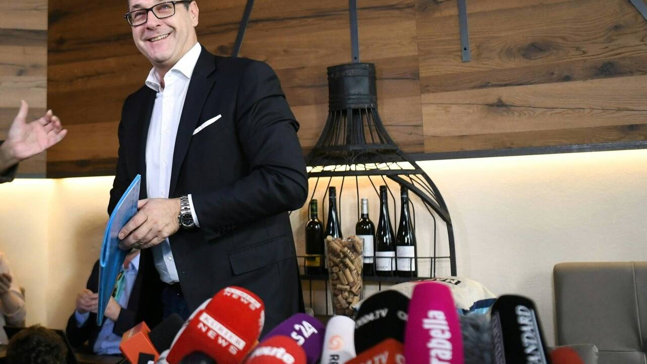 Heinz-Christian Strache trat am Dienstagvormittag in der Weinbar im ersten Bezirk in Wien vor die Presse. Die Medienleute erschienen zahlreich. Hier ein Bilderbogen vom Abgang des Ex-FPÖ-Chefs.  