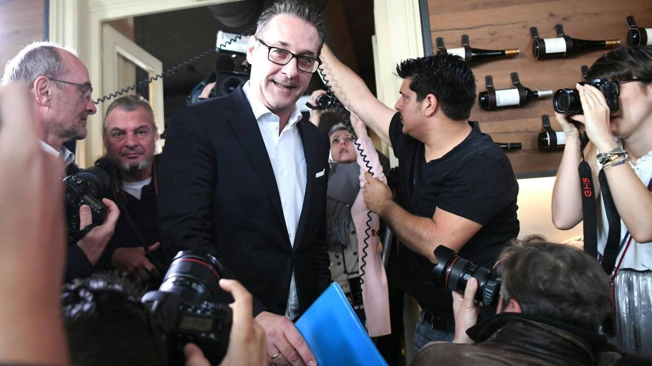 Heinz-Christian Strache trat am Dienstagvormittag in der Weinbar im ersten Bezirk in Wien vor die Presse. Die Medienleute erschienen zahlreich. Hier ein Bilderbogen vom Abgang des Ex-FPÖ-Chefs.  