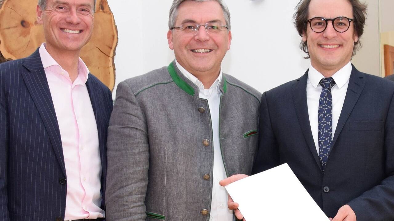 Christian Nagl (im Bild links) hat beim Land den Job quittiert. Nun muss Personallandesrat Sepp Schwaiger (ÖVP; Mitte) einen Nachfolger ab 1. Jänner suchen. Sollte dieser zu diesem Termin noch nicht zur Verfügung stehen, wird Nagls Stellvertreter Daniel Burtscher (re.) die Landes-Baudirektion vorübergehend interimistisch leiten. Christian Nagl (im Bild links) hat beim Land den Job quittiert. Nun muss Personallandesrat Sepp Schwaiger (ÖVP; Mitte) einen Nachfolger ab 1. Jänner suchen. Sollte dieser zu diesem Termin noch nicht zur Verfügung stehen, wird Nagls Stellvertreter Daniel Burtscher (re.) die Landes-Baudirektion vorübergehend interimistisch leiten.