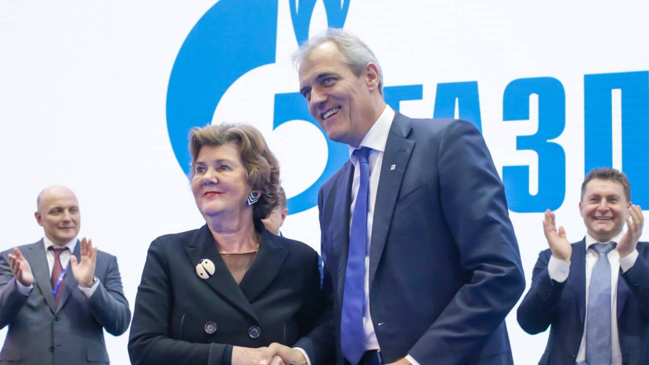 Festspielpräsidentin Helga Rabl-Stadler und Rainer Seele, Vorstandsvorsitzender und Generaldirektor der OMV, bei der Vertragsunterzeichnung in St. Petersburg. 