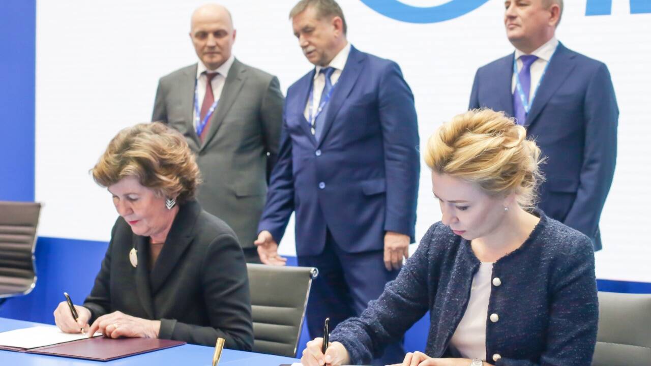 Festspielpräsidentin Helga Rabl-Stadler und Elena Burmistrova, stellvertretende Vorstandsvorsitzende der Gazprom und Generaldirektorin der Gazprom Export, bei der Vertragsunterzeichnung in St. Petersburg. 