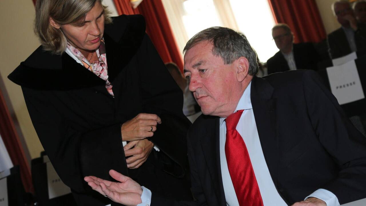 Heinz Schaden mit seiner Anwältin Bettina Knötzl. Sie hat nach dem Urteil am Mittwoch einen Antrag auf Fußfessel angekündigt. 
