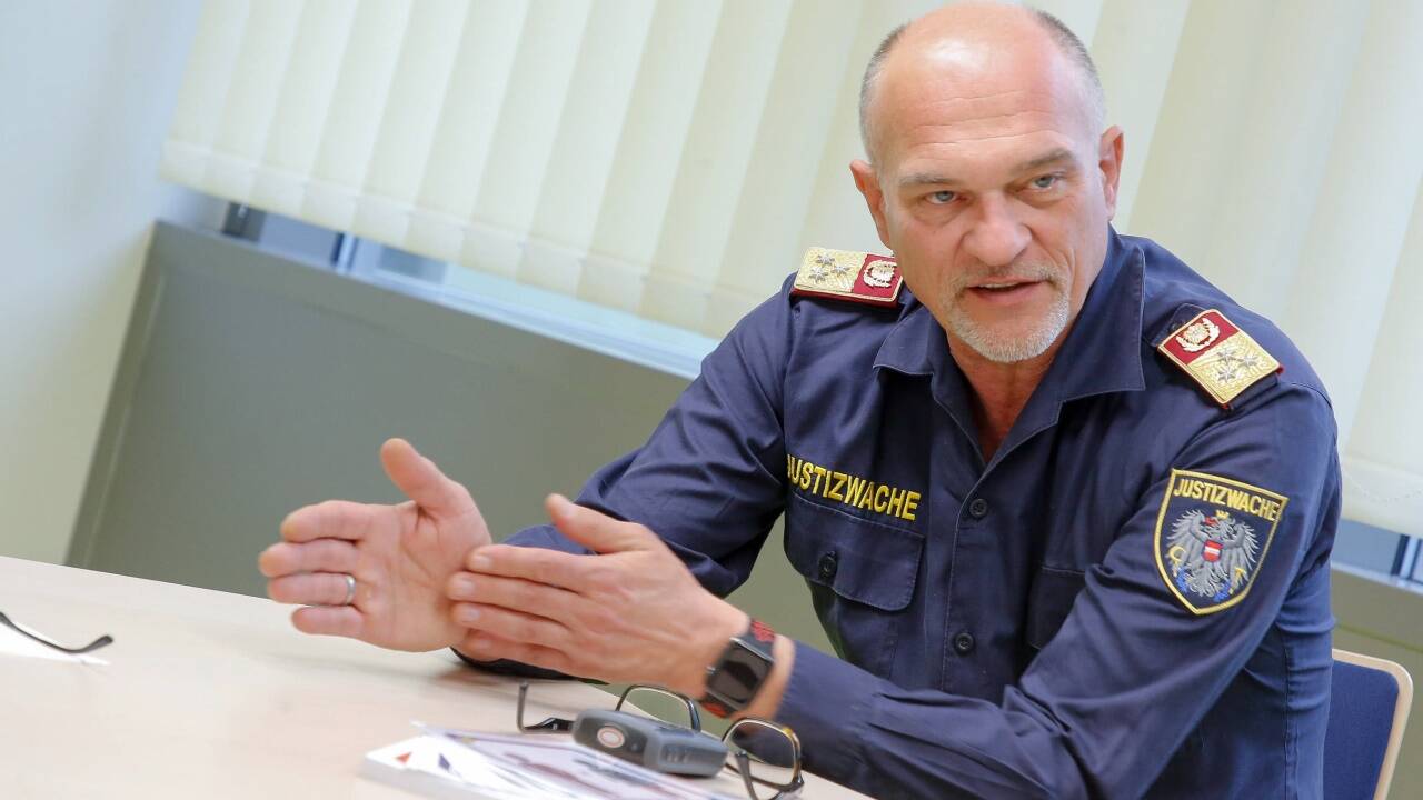 Oberst Dietmar Knebel, Leiter der Justizanstalt Salzburg. Er prüft, ob die Voraussetzungen für eine Fußfessel vorliegen.  