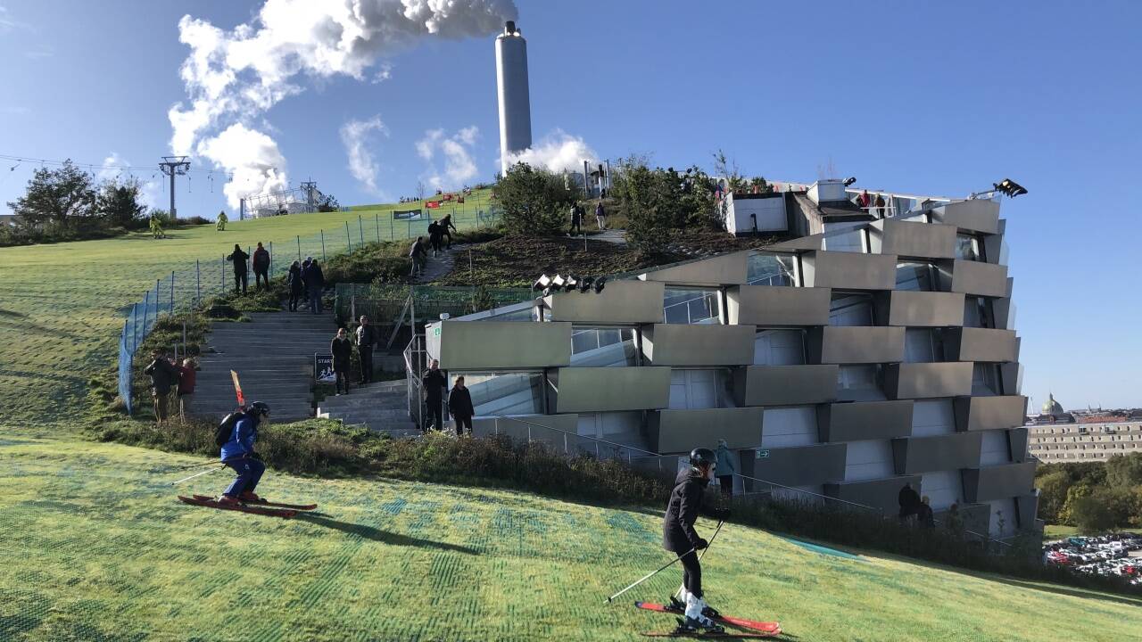Die Skipiste auf der Müllverbrennungsanlage in Kopenhagen.  